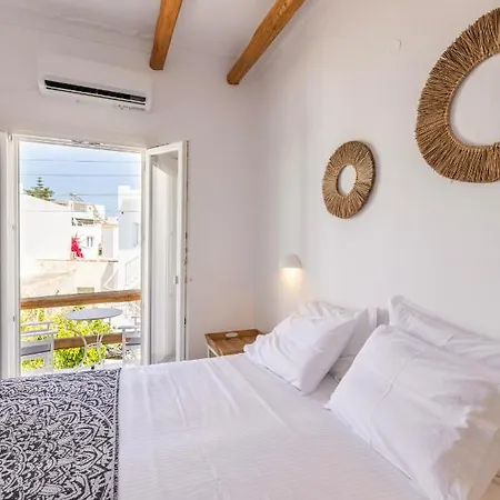 Parosquare * Parikia (Paros)