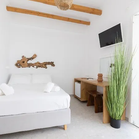 Parosquare * Parikia (Paros)